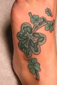 脚部彩色绿色的三叶草纹身图案