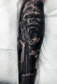 手臂黑色愤怒大猩猩与城市纹身