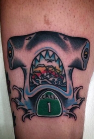 腿部滑稽的彩色鲨鱼纹身图案