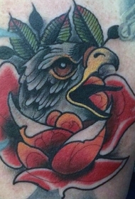 肩部传统的彩色鹰头与玫瑰花纹身