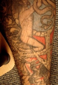 腿部彩色裸体男子持蛇纹身图案