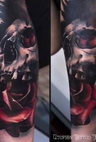 小臂彩色逼真的玫瑰和骷髅纹身图案