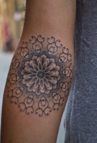 女性手臂可爱的曼陀罗纹身图案
