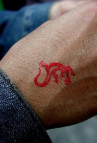 手部红色蜥蜴象征纹身图案