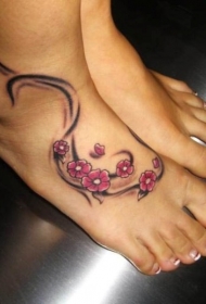 女性脚背上的彩色花朵纹身图案