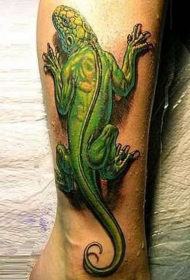 腿部逼真的绿色大蜥蜴纹身图案
