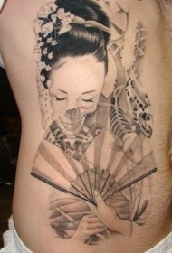 侧肋日式骷髅艺妓扇子纹身图案