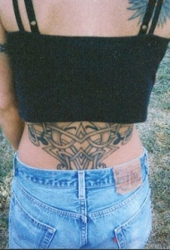女性腰部黑色图腾纹身图案
