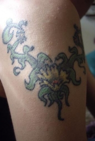 腿部彩色藤蔓和黄色花朵纹身图案
