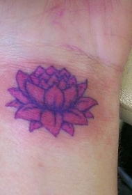 女性手腕上的紫色莲花纹身图案