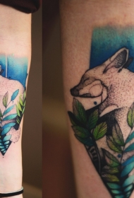 手臂彩色睡觉狐狸与树叶纹身图案