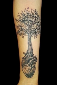 小臂心脏长出的树创意纹身图案