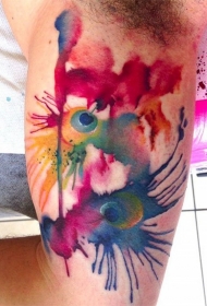 大臂内侧多色水彩风格的孔雀羽毛纹身图案