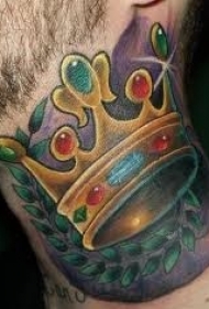 脖子上不同颜色钻石的皇冠纹身图案