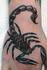 手背彩色老蝎子纹身图案