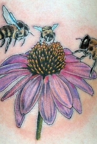 紫色的花朵与蜜蜂纹身图案
