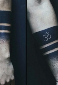 手臂花环风格典型的线条简单纹身图案