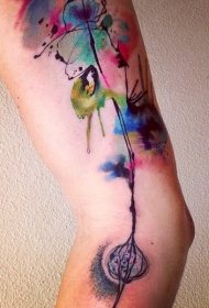 女性手臂水彩风格的花朵纹身图案