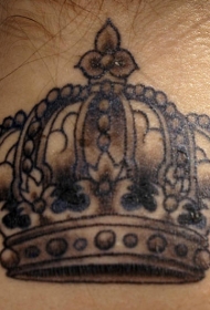 颈部精致的皇冠纹身图案