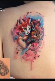 背部水彩画风格彩色猫与花朵纹身图案