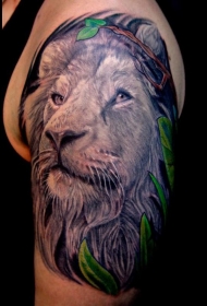 肩部彩色逼真的狮子头与丛林纹身