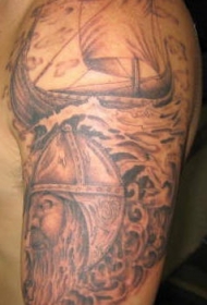 肩部棕色维京船和战士纹身图片