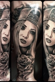 手臂灰色新风格的女孩肖像与玫瑰纹身