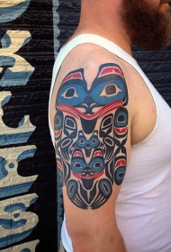 肩部不可思议的彩色部落壁画纹身图案