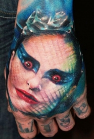 手背恐怖风格令人毛骨悚然的女人肖像纹身图案
