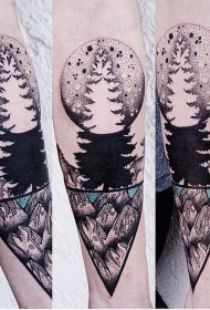 小臂点刺彩色大月亮与树木和森林动物纹身图案
