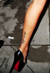 女性腿部漂亮的希伯来字符纹身