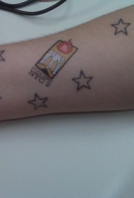 手臂彩色贴纸和五角星纹身图案