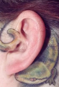 耳朵插画风格的彩色小蜥蜴纹身图案