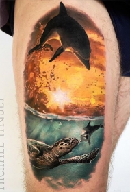 大腿写实风格的海豚与海龟纹身图案