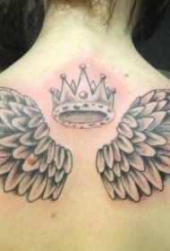 女生背部皇冠和翅膀纹身图案