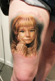 腿部彩色逼真的女孩肖像纹身图案