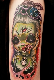 手臂彩色现代风格的僵尸娃娃纹身图案