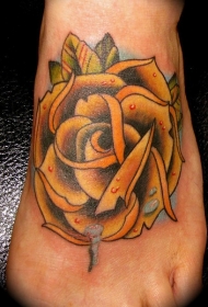 女性脚背彩色黄色玫瑰与露水纹身图片