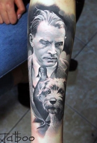 手臂彩色写实男性肖像与小狗纹身图案