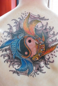 背部鲜艳的鲤鱼和阴阳八卦纹身图案