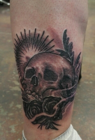 腿部棕色骷髅头和玫瑰花纹身图案