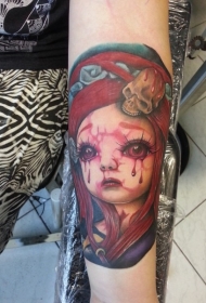 手臂毛骨悚然的恐怖血腥娃娃纹身图案