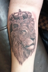 戴着皇冠的狮子纹身图案