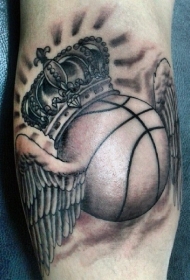 黑灰风格篮球与翅膀和皇冠纹身图案