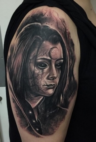 恐怖风格的年轻女孩肖像和神秘符号纹身图案