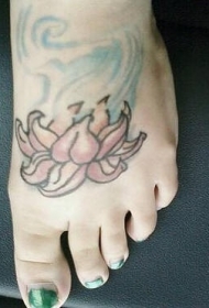 女性脚部彩色水莲花纹身图案