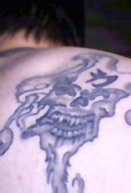 背部疯狂的烟雾骷髅和眼球纹身图案