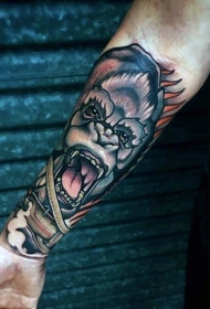 手臂奇妙设计的彩色猴头纹身图案