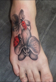 脚背可爱的瓢虫和花朵纹身图案