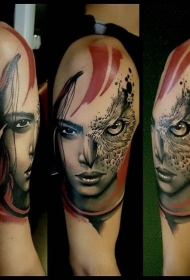 大臂彩色女人脸与猫头鹰眼睛纹身图案